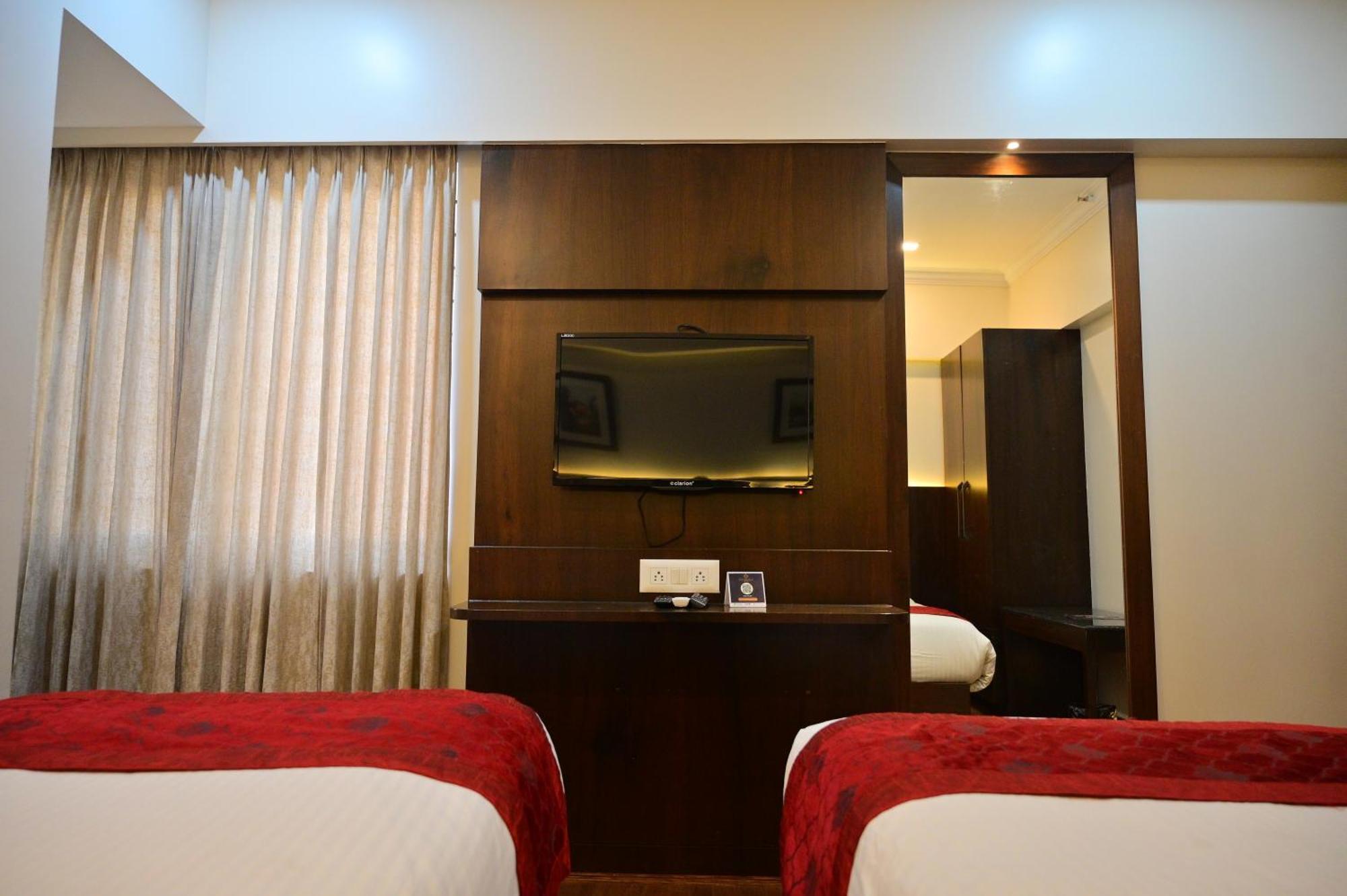 Hotel Golden Riviera 迈索尔 外观 照片