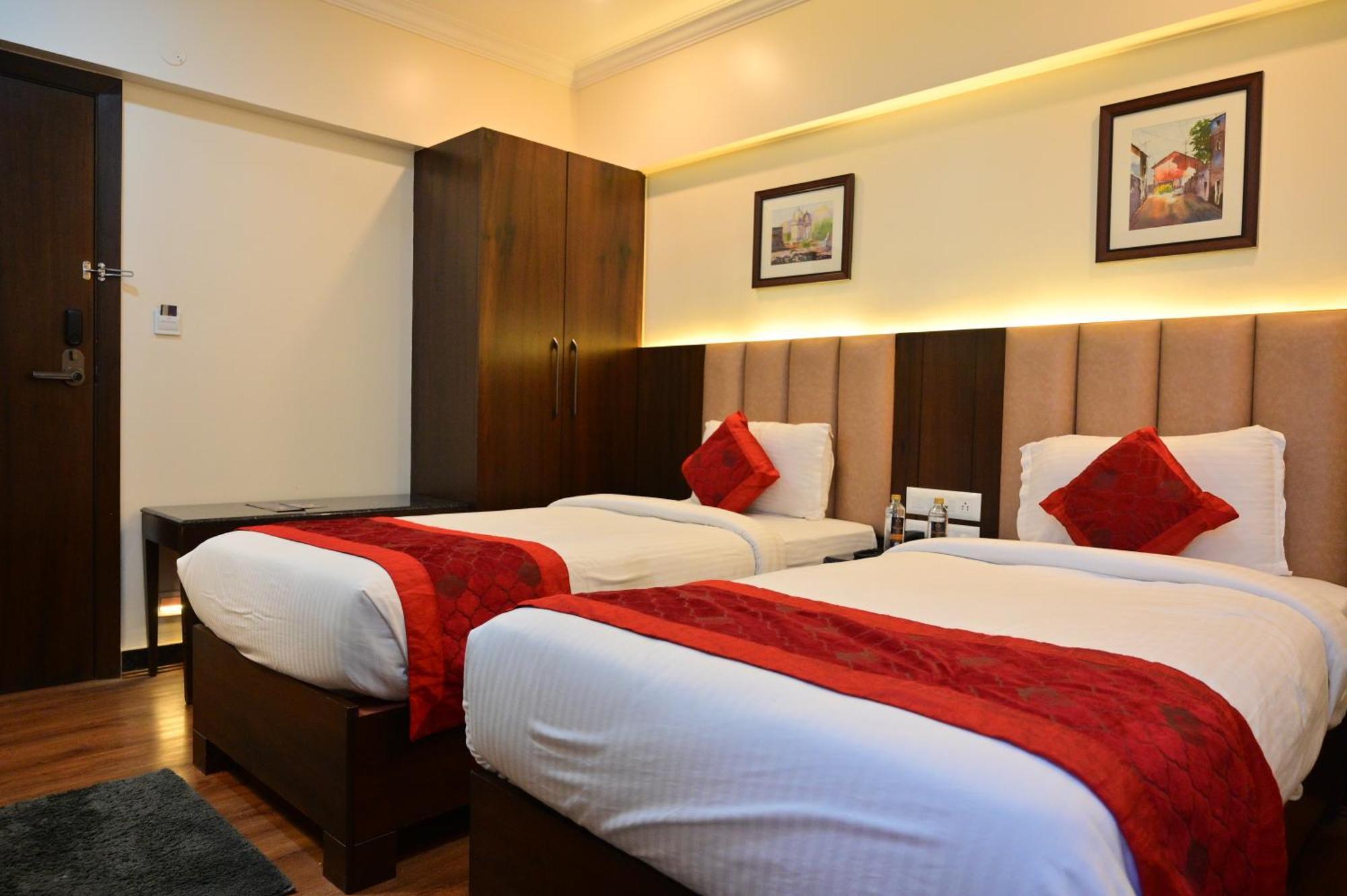 Hotel Golden Riviera 迈索尔 外观 照片