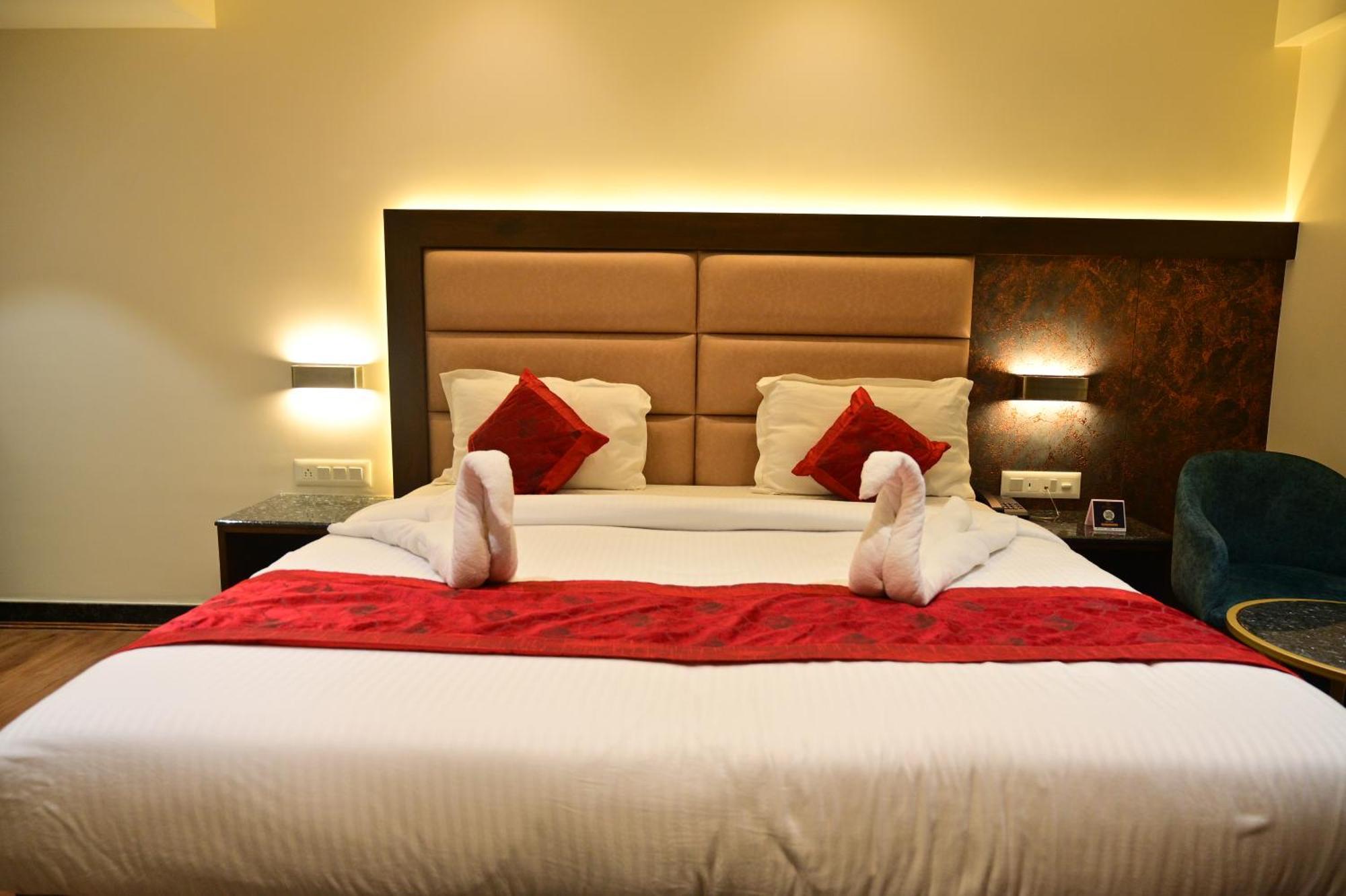 Hotel Golden Riviera 迈索尔 外观 照片