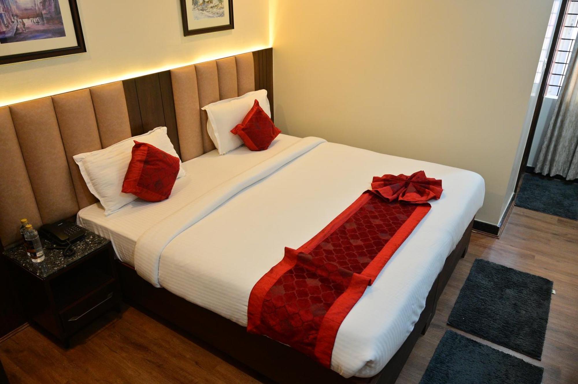 Hotel Golden Riviera 迈索尔 外观 照片