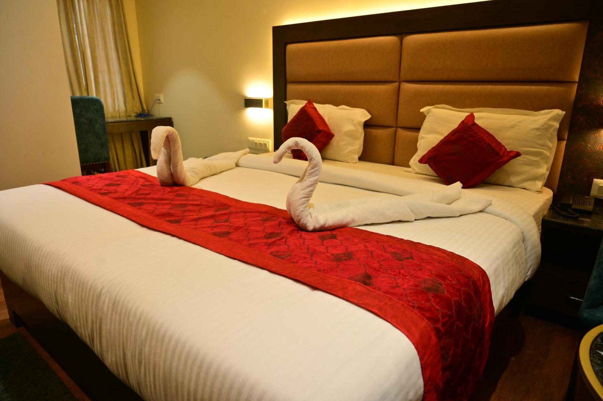 Hotel Golden Riviera 迈索尔 外观 照片