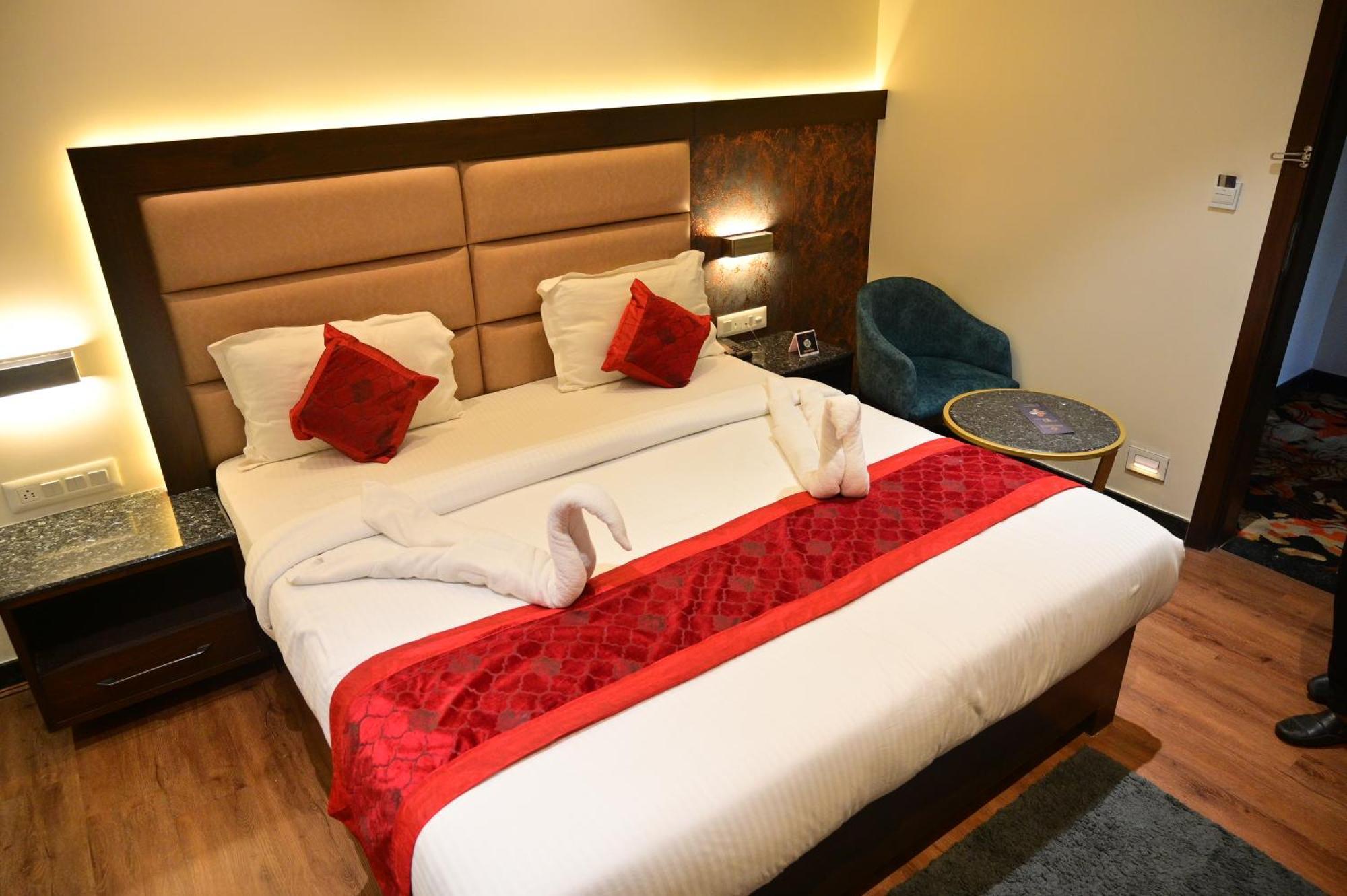 Hotel Golden Riviera 迈索尔 外观 照片